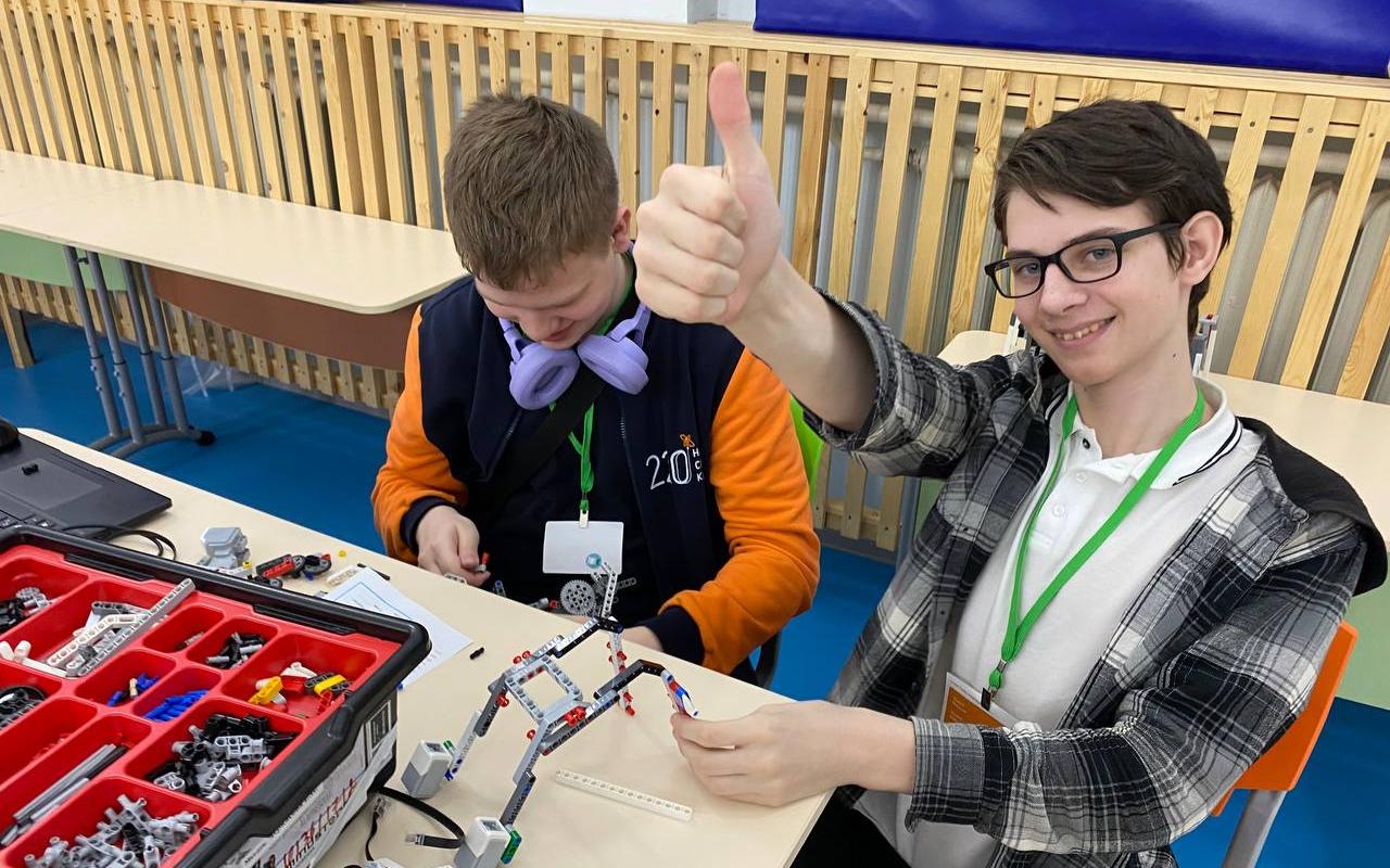 ФОТО НГПУ на фестивале РобоФинист-2024: студенты вдохновляют школьников на робототехнику